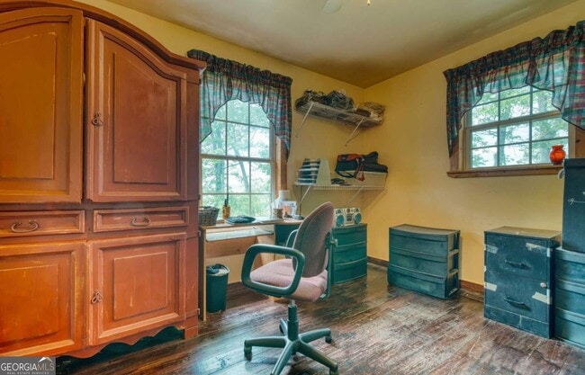 Building Photo - 911 Summit Way