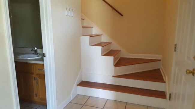 Building Photo - 410 S College St