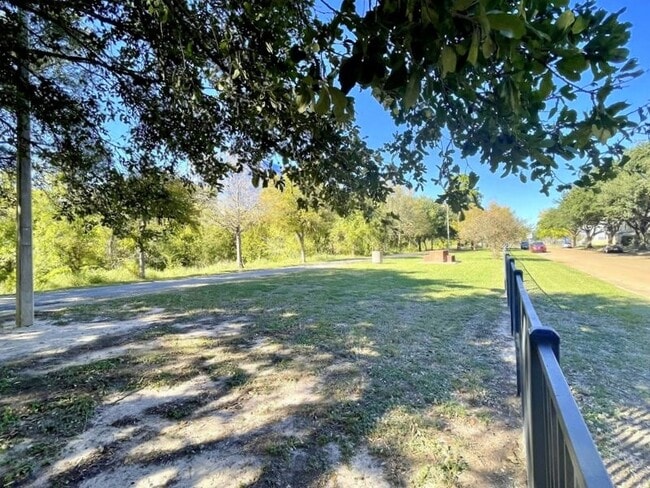 Building Photo - 752 Memorial Mews St