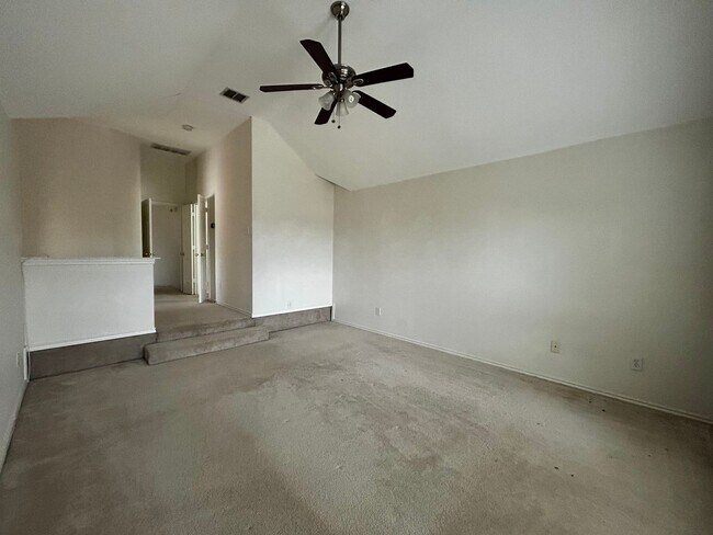 Building Photo - Spacious Home in BISD