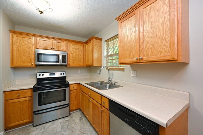 Building Photo - Springfield Gem! 3BR/2BA with Big Yard, St...
