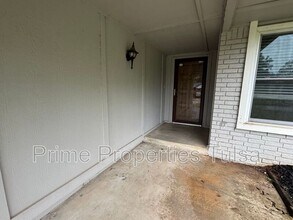 Building Photo - 5716 S Elm Ave