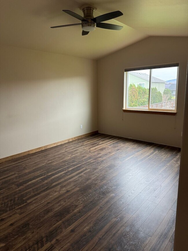 Building Photo - Warm & Inviting 4-Bed, 2-Bath Home with Fe...