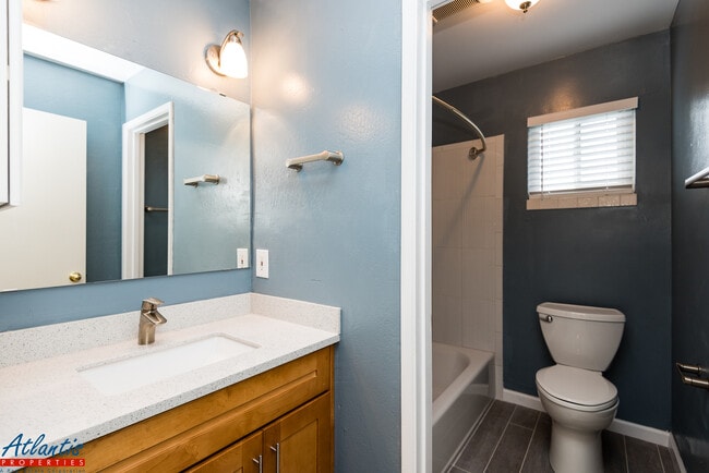 Building Photo - Williams Way 1030/1032