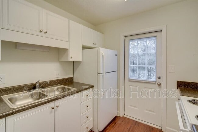 Building Photo - 2905 Arrowhead Dr