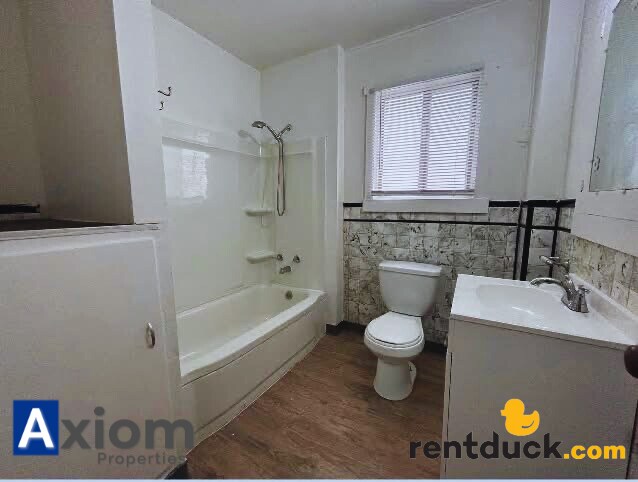 Building Photo - 322 S. 11th-Unit A (Upstairs)