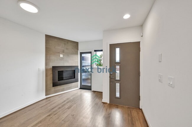 Building Photo - Stunning 3-Bed, 2.5-Bath Townhome in West ...