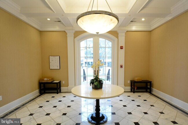 Building Photo - 900 N Washington St