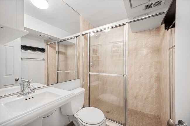 Building Photo - Available now! 2 Bed 2 Bath in Adams Morga...