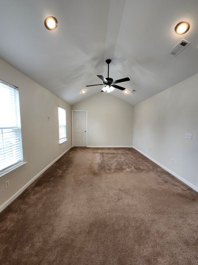 Building Photo - Spacious 5 bedroom 2 and a half bath home in Ringgold, GA