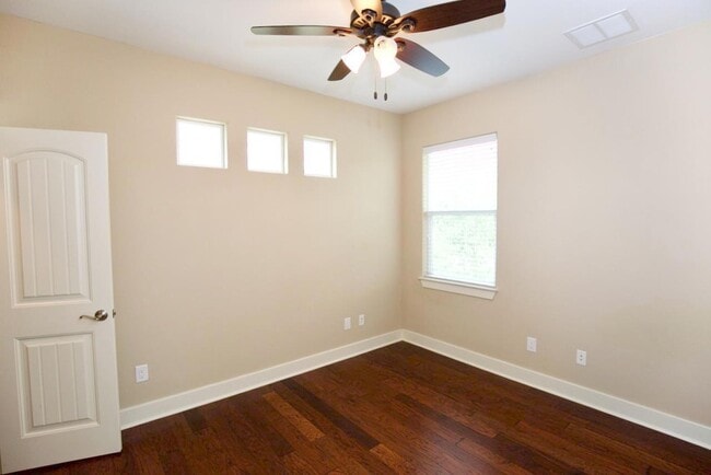 Building Photo - 1800 Richcreek Rd