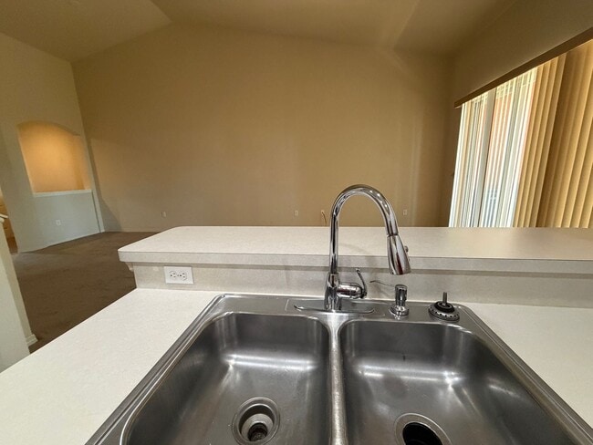 Building Photo - Beautiful 3 room /2.5 bath Gated Community W/ Pool Close to the Skyway