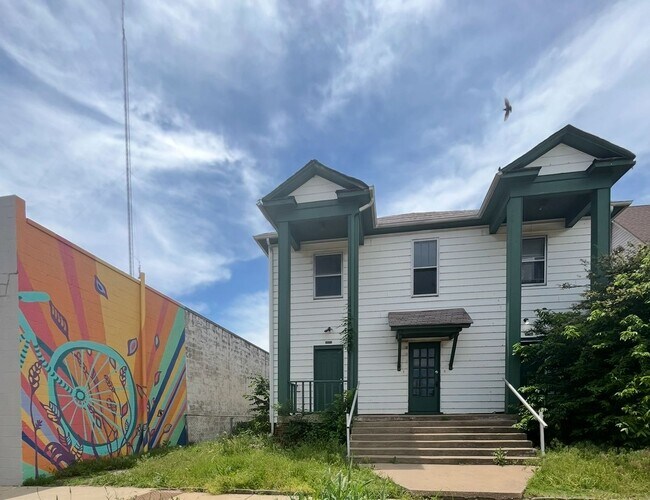 Primary Photo - Broadway Apartments