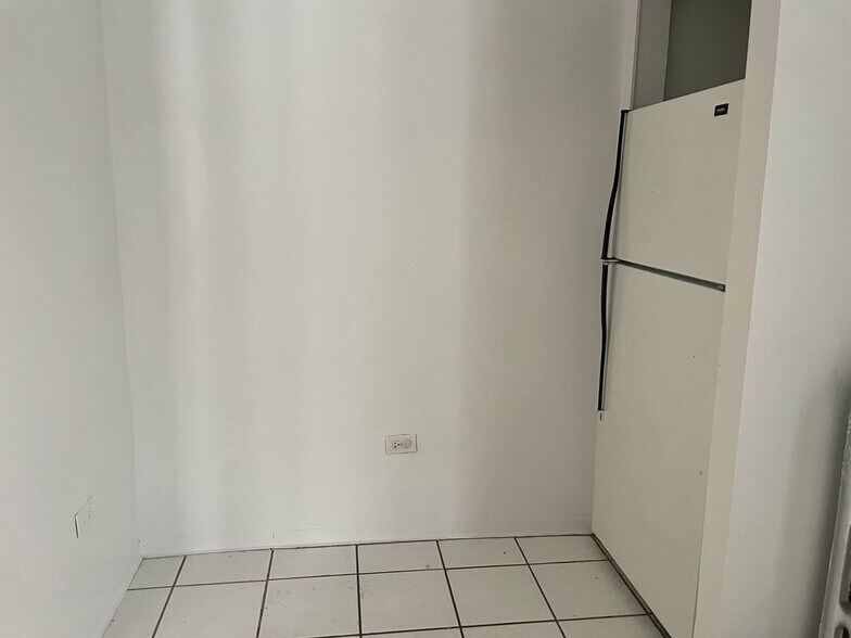 Building Photo - 548 Elmwood Ave