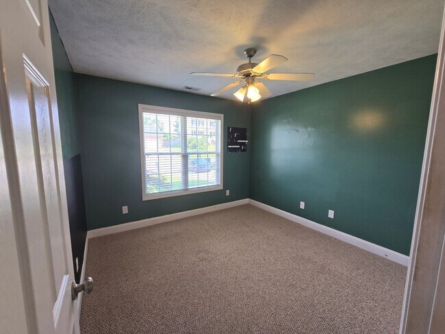 Building Photo - NEW LISTING!!!!!