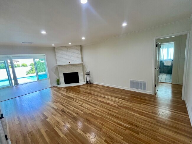 Building Photo - 6666 Sedan Ave