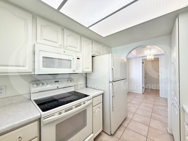 Building Photo - 5417 S Mitchell Dr