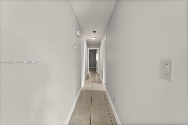 Building Photo - 1402 SW 9th Ave