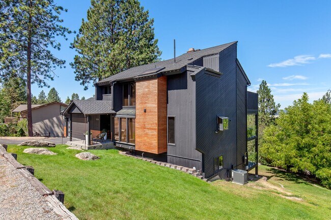 Building Photo - Beautifully Remodeled Execute Home - Parti...