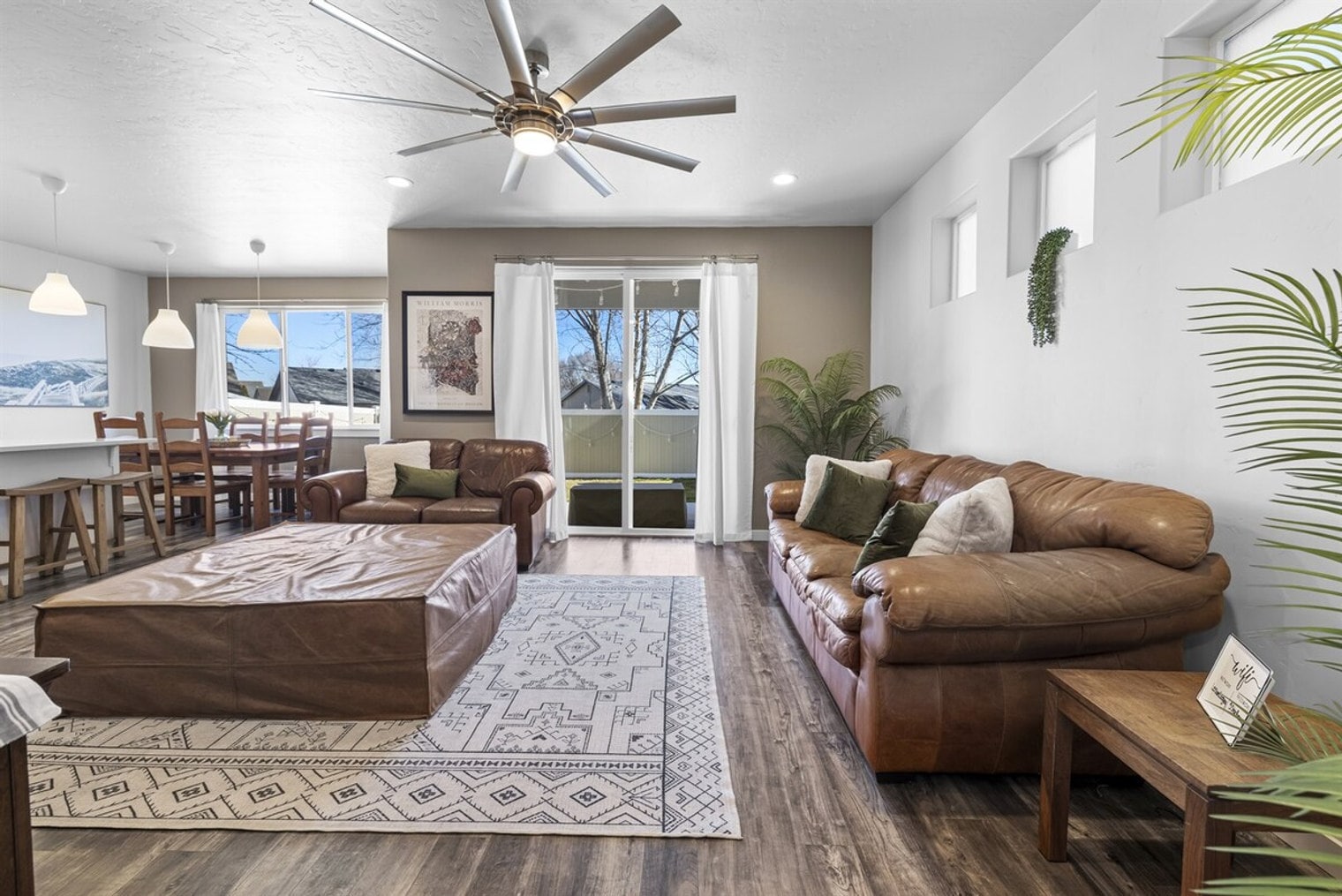 Building Photo - 2052 W Bella Ln