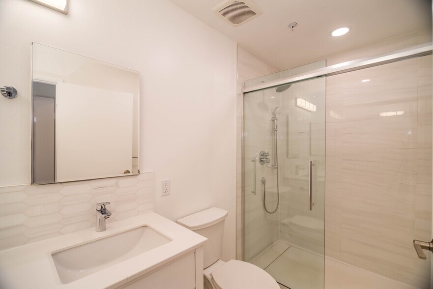 Building Photo - 2601 S Broadmoor Dr