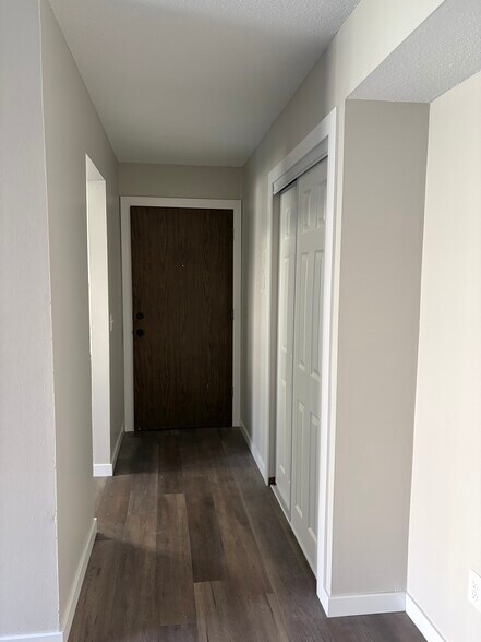 Building Photo - 1025 Smetana Rd