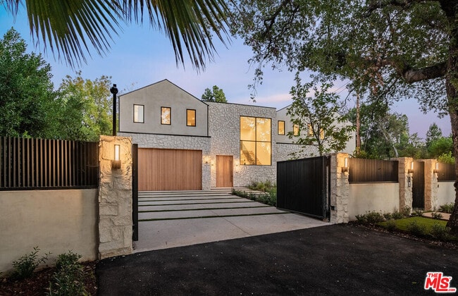Building Photo - 5064 Encino Ave