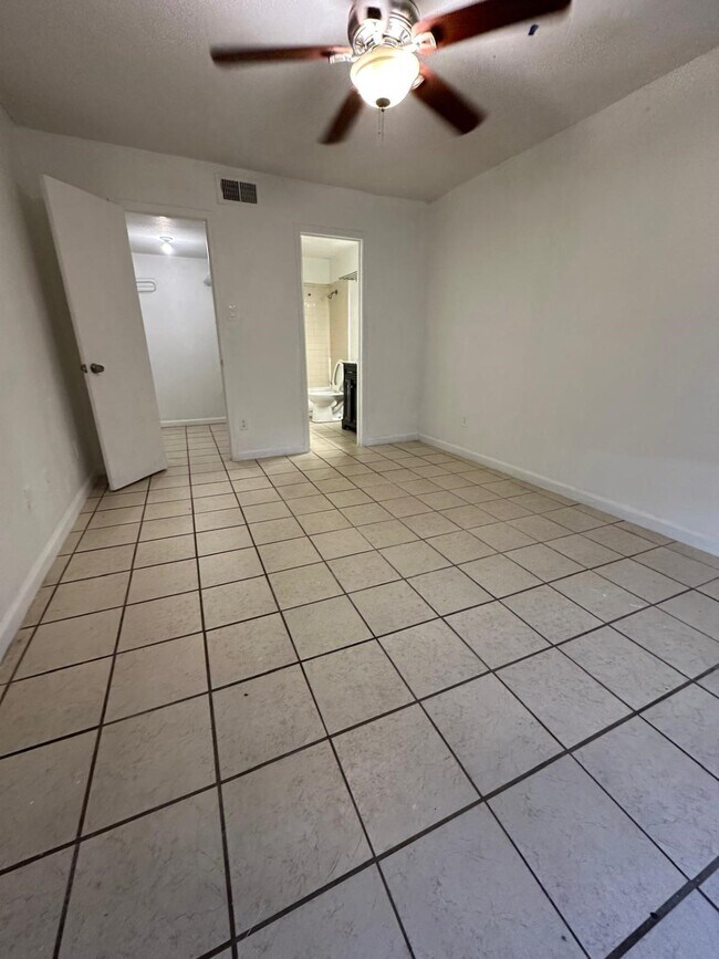 Building Photo - 9797 Leawood Blvd