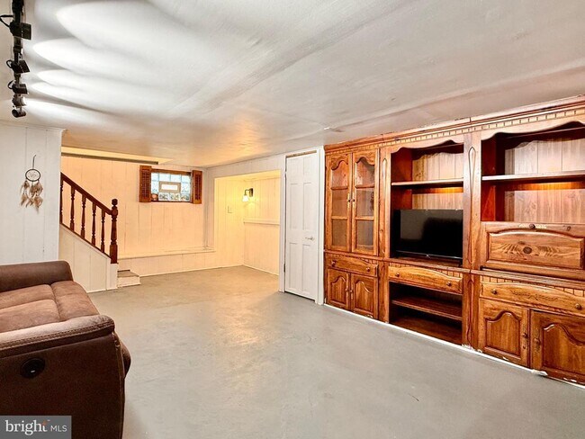 Building Photo - 7041 Harvey Ave