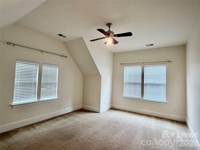 Building Photo - 10141 Loch Lomond Dr