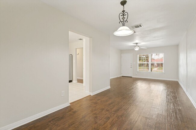 Building Photo - 5-BEDROOM HOME IN WILSHIRE TERRACE