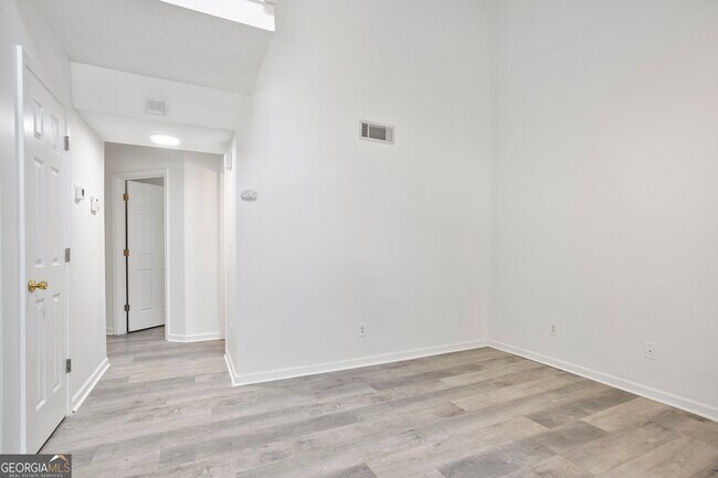 Building Photo - 6712 Lakewood Dr