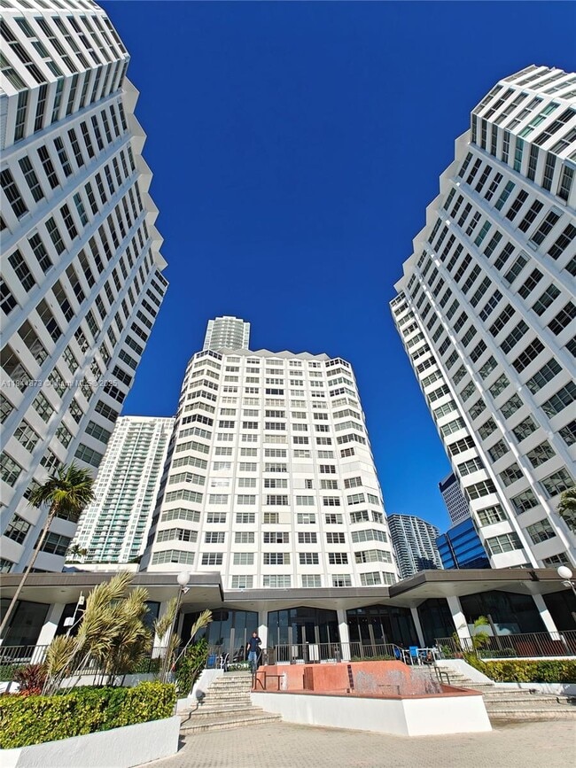 Building Photo - 999 Brickell Bay Dr