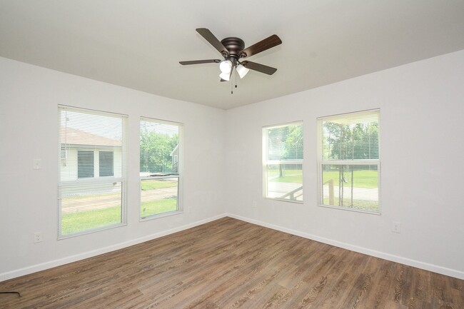 Building Photo - 3013 Brackenridge St