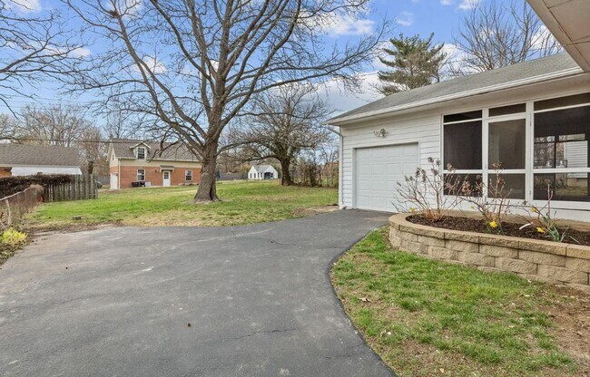 Building Photo - 713 Huntwood Ln