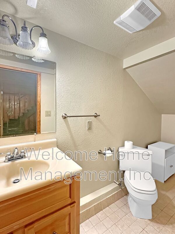 Building Photo - 1228 Sandelin Ave