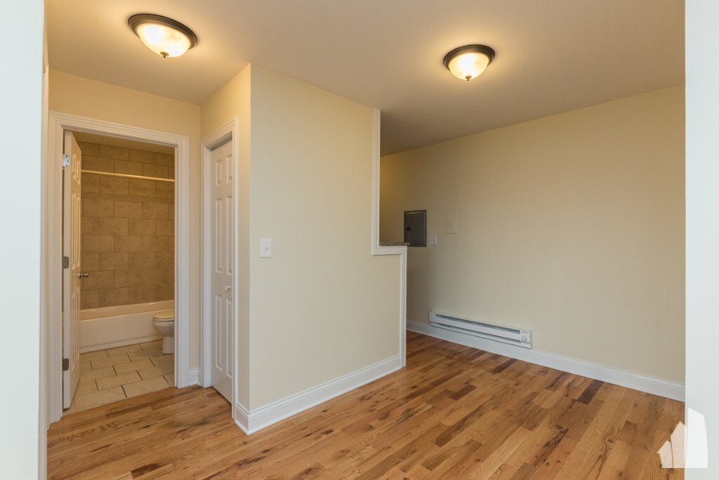 Building Photo - 555 W Arlington