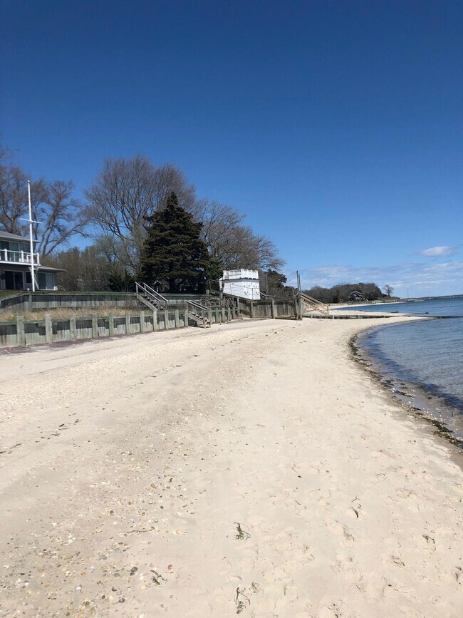 Building Photo - 1025 Peconic Bay Blvd