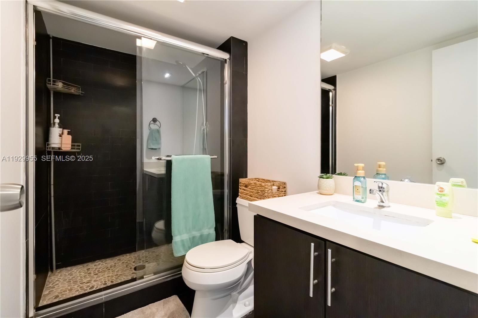 Building Photo - 100 Bayview Dr