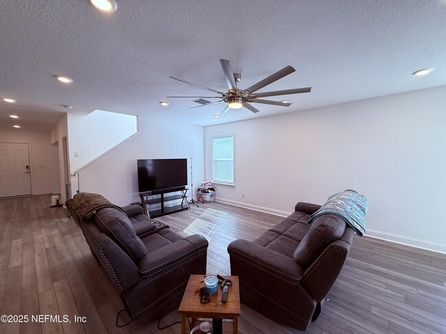Building Photo - 2563 Lantana Ln
