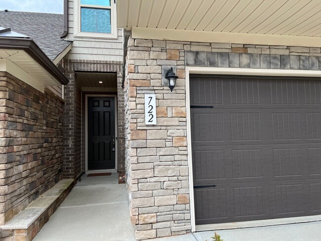 Building Photo - 3 Bed | 2.5 Bath Townhouse in Cary with Tw...