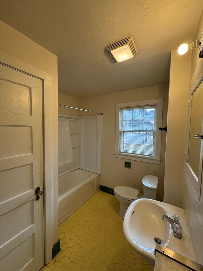 Building Photo - 2 Bedroom Unit in the the old Beta Theta Pi Fraternity House near UofO Campus