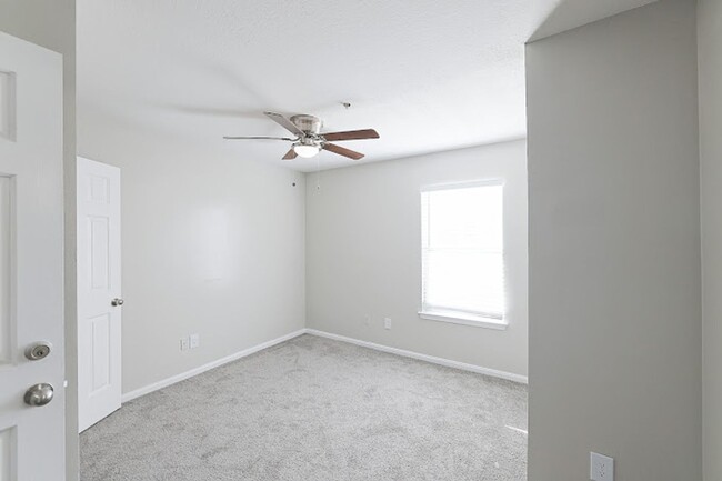 Building Photo - Stone Ridge Apartments - Unfurnished Room ...