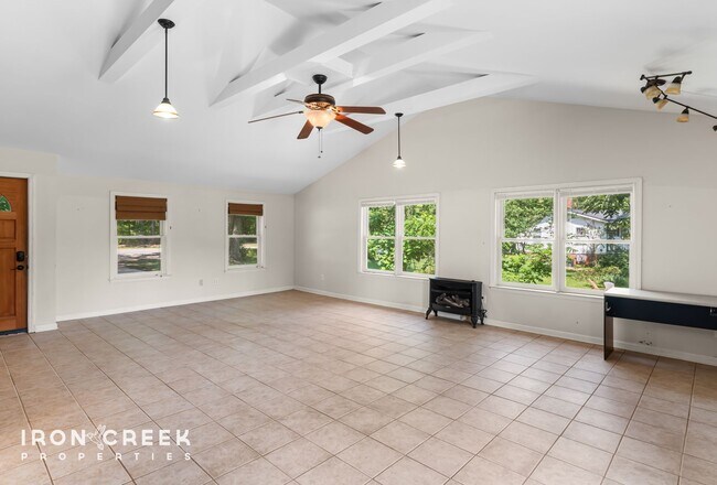 Building Photo - Spacious West Asheville Home with Dual Kit...