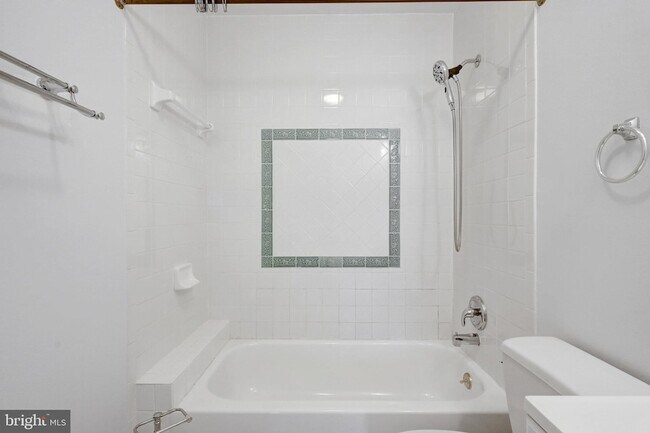 Building Photo - 2031 Hillside Dr