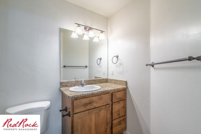 Building Photo - End Unit, DOG-FRIENDLY 3 Bedroom Townhome ...