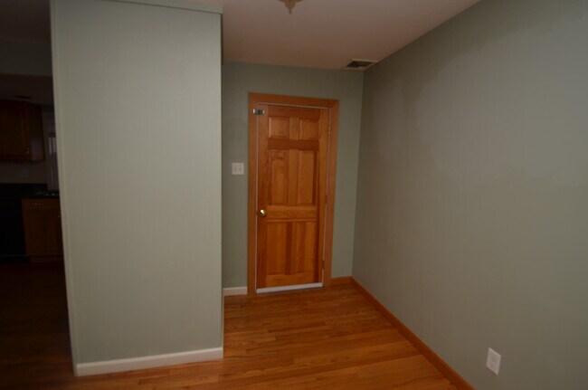 Building Photo - 146 Melrose St