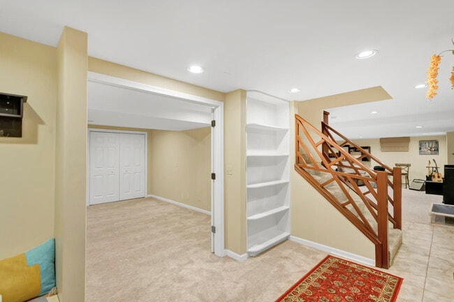 Building Photo - 985 Chapel Ct N