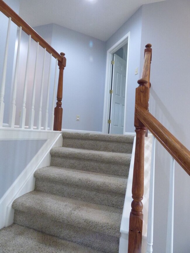 Building Photo - Lovely, Spacious 4 BR House! Vaulted Ceili...