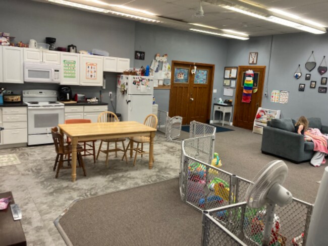 Building Photo - 208 Center St